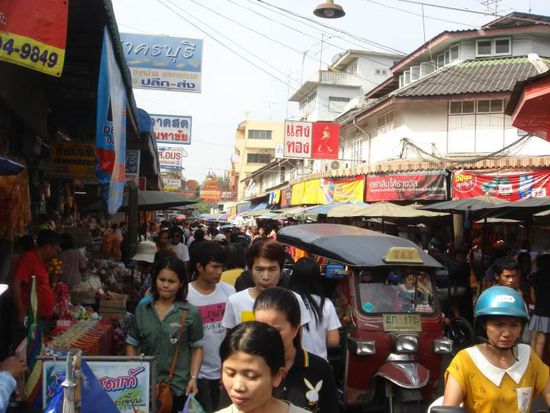 Fischmarkt in Samut Sakhon - wie man sieht sind hier ausschließlich Thais unterwegs. Wir waren die einzigen Außländer, die sich hier her verirrt haben.