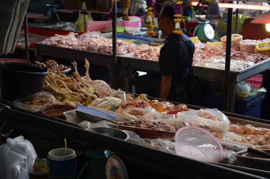 Nicht nur Fisch, sondern auch Fleisch wurde hier verkauft - und direkt am Stand zerlegt. Links sieht man noch die kompletten Hähnchen, rechts sind sie bereits zerkleinert.