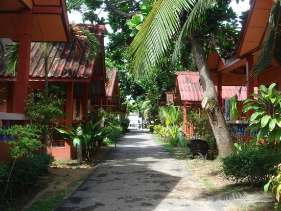 Der Weg durch das Lanta New Beach Resort, in dem wir wohnen