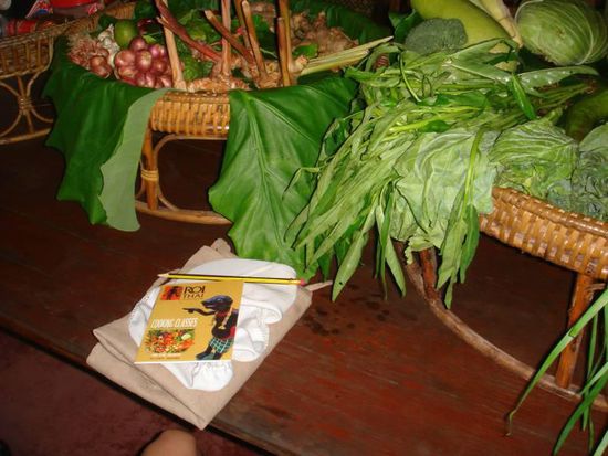 Erstmal gab's eine Einführung in die Zutaten sowie die Basics der thailändischen Küche anhand von drei Körben voller frischer Sachen.