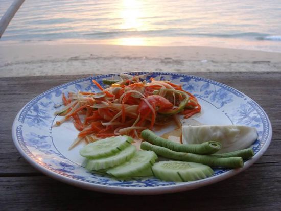 Vorspeise: Papayasalat (Som Tam), welche wir dann erstmal beim Sonnenuntergang genossen haben.