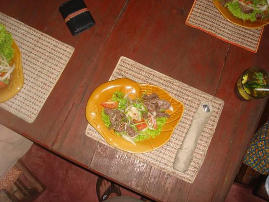 Zweiter Gang: Spicy salat with grilled beef (Yam Nuae Yang),
auch sehr sehr lecker