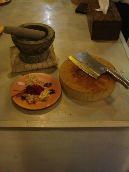 Anschließend ging es dann an die Zubereitung der beiden Hauptgerichte
-hier die bereits fein zerhackten Zutaten des Massaman Curry, bevor diese im Mörser zu einer sämigen Currypaste zerstoßen wurden.
"Without all these ingredients no curry paste and without curry paste no curry!"