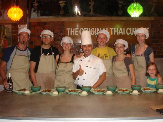 Die Kochcrew - mit uns waren noch vier Österreicher dabei, außerdem unser Chefkoch Toey, ein sehr lustiger Kauz