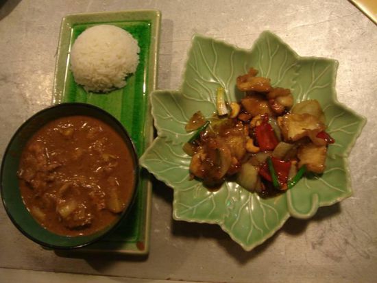 Und der fertige Hauptgang:
Massaman Curry (links) und Gai Pad Med Ma-muang (gebratenes Hähnchen mit Cashewnüssen) (rechts).
Letzteres ist hier Evas Lieblingsessen, sodass wir den Kurs genau für den Tag gewählt haben, an dem dies auf dem Plan stand 