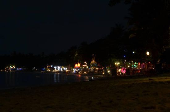 Bunte Strandpromenade an Loy Krathon