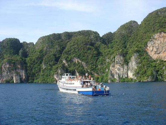 Mit so einem Boot sind wir von Ko Lanta nach Phi Phi Don, der Hauptinsel, gefahren.