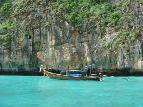 Glasklares Wasser und beeindruckende Felsen am Eingang zur Maya Bay, der Haupttouristenattraktion auf der kleineren Insel Phi Phi Ley.