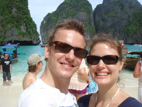 Obligatorisches Foto vor den imposanten Felsen und dem blauen Meer der Maya Bay