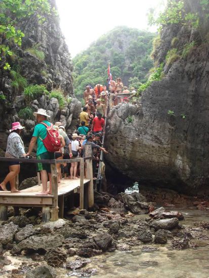 Vor ein paar Jahren musste man sich noch durch die Brandung zu dem kleinen Loch rechts unten kämpfen und dann an Seilen hindurch klettern - jetzt existiert ein komfortabler Steg über den Felsen, auf dem richtige Staus zu beobachten waren...der Hillary Step von Phi Phi 