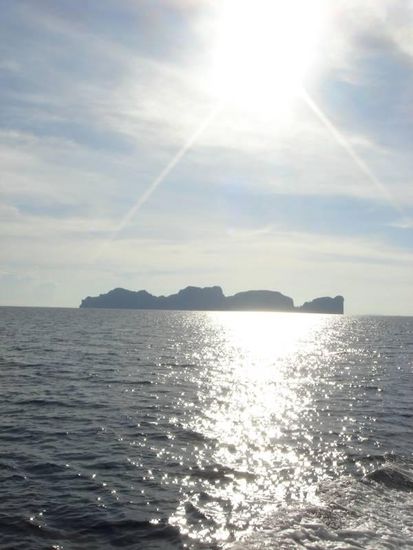 Wir haben es dann gerade noch rechtzeitig zum Boot geschafft, um auf diesem die vollen 40 Minuten auf einen einzelnen Passagier zu warten...dann ging's "heim" nach Ko Lanta zu unserer liebgewonnen Bar am einsamen Strand, wo uns die Kellnerjungs freudestrahlend begrüßten
