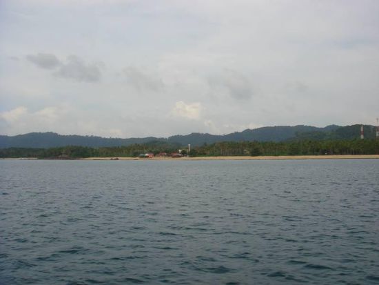 Auf dem Heimweg sind wir an unserem Strand vorbei gefahren; man sieht gut wie unbebaut dieser noch ist. Auch wenn es kein weißer Pulverstrand à la Ko Rok ist, kann man hier perfekt die Seele baumeln lassen 