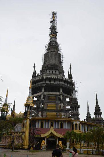 Tiger-Tempel bei Krabi - unten vergoldet, oben heruntergekommener Beton wie so oft hier