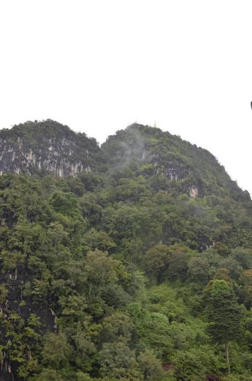 Auf dem rechten Gipfel ist noch eine Buddastatue und der Ausbilck soll recht schön sein. Also haben wir uns auf den Weg gemacht ...