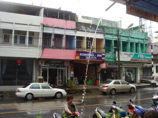 Blick von unserem Hostel aus - ein typisches Bild in Krabi