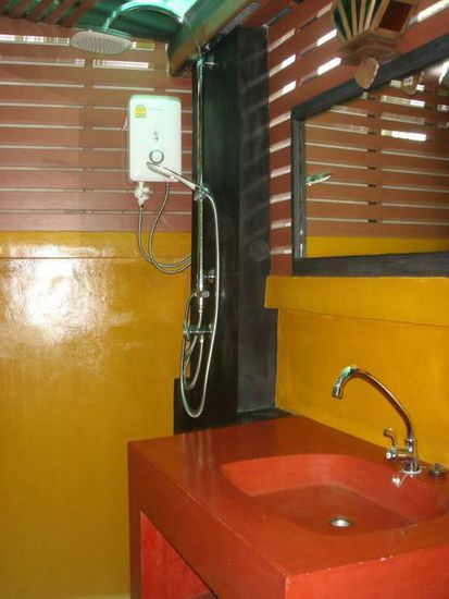 Der Ablauf der Dusche war diesmal nicht am andern Ende des Bades und somit nicht alles dauerhaft überschwemmt  Außerdem hat der Durchlauferhitzer seine Aufgabe sehr gut erfüllt, was bishernicht immer Fall war und richtig Platz hatte man in dem Bad auch. Durch die halboffene Bauweise war es auch immer wieder schnell trocken und nie gammelig da drin...man merkt vielleicht, wir waren recht begeistert davon 