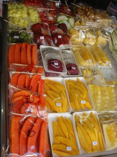 Hier gibts am Markt leckere frische Mangos für nur 10 Baht (=25 Cent)!