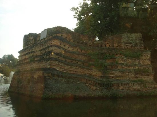 Ein Teil der alten Stadtmauer - die Spuren der Zeit sind gut zu erkennen 