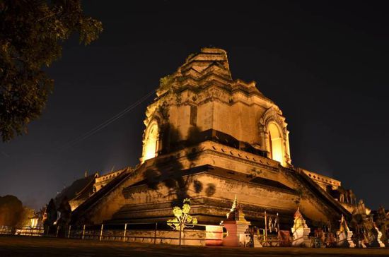 Tempelruine des Wat Chedi Luang mit Abendbeleuchtung - sehr eindrucksvoll