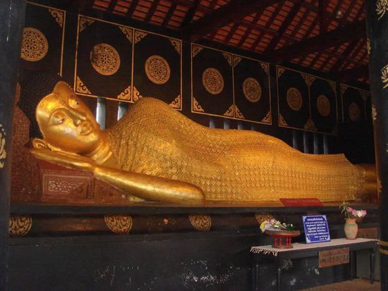 Eine der zahlreichen Buddha-Statuen