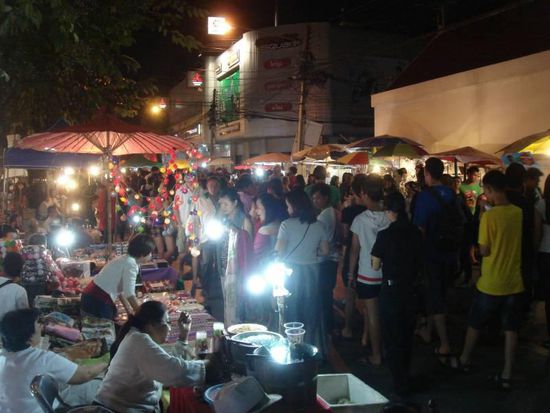 Sunday Night Market 
Einer der schönsten Nachtmärkte mitten in Chiang Mai, nur ein paar Meter von unserm Hostel entfernt. Hier konnte man sehr entspannt durchschlenden, shoppen und essen - trotz der vielen Menschen.
