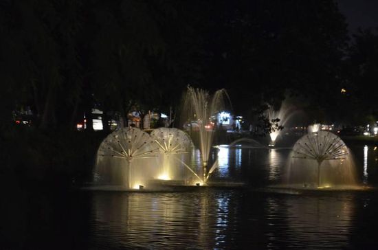 Wasserspiele im Kanal um die Altstadt