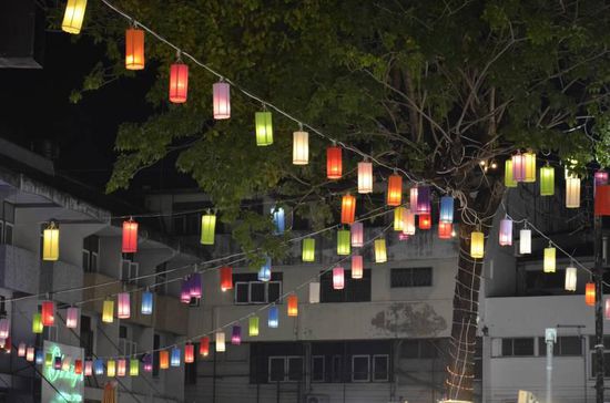 Ein anderer Nachtmarkt etwas außerhalb der Altstadt, der täglich stattfindet - hier hat uns das Flair zwar nicht so gut gefallen wie auf dem Sunday Night Marktet, aber die Lichter war'n schön 