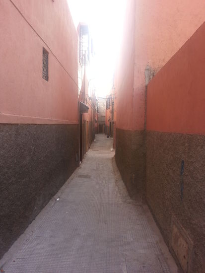 Unser Weg zum Riad  sieht auf den ersten Blick nicht gerade einladend aus, die einheimischen "Nachbarn" erwiesen sich jedoch als äußerst höfflich.