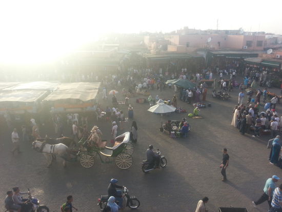 Es wird Abend und die Menschen kommen aus ihren Häusern..