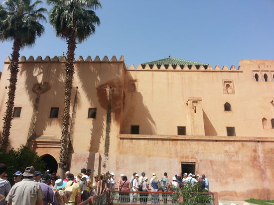 Die Warteschlange am Grab der Zwölf Säulen....