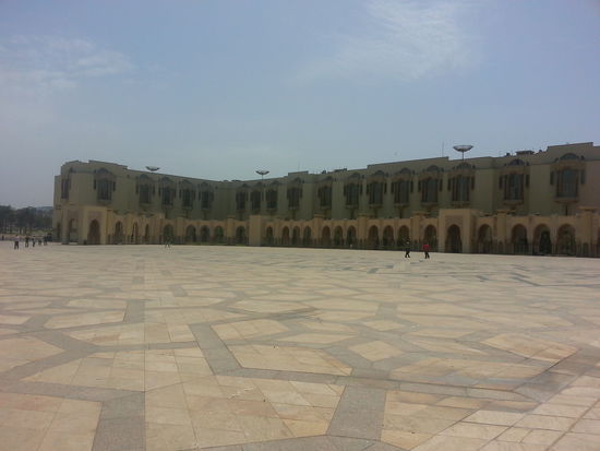 Der gigantische Platz vor der Hassan II.