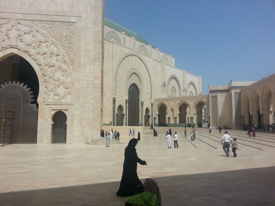 Vor dem Eingang der Moschee