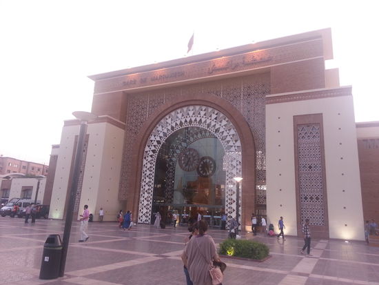Der Bahnhof von Marrakesch. Wirklich ein wunderschöner Bahnhof, sehr modern mit vielen Einkaufsmöglichkeiten und Restaurants.