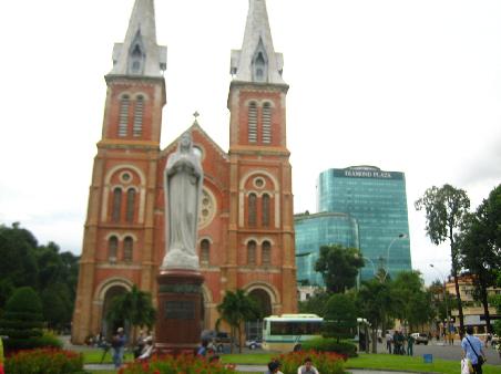 das Notre Dame von Saigon - wirklich unbeschreiblich diese Aehnlichkeit, oder?