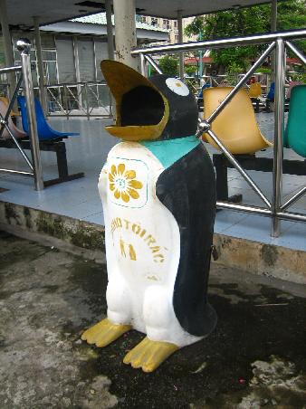 ein Pinguinmistkuebel - wie nett!!!