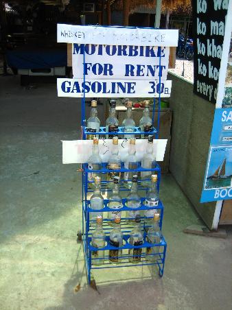 in diesen Flaschen wird das Benzin verkauft!!! Mir gefaellt besonders der Spruch oben: Whiskey for Motorbike