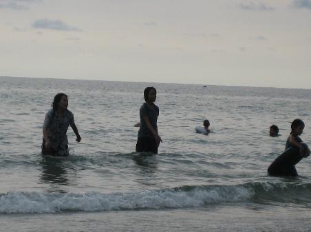 Thais mit Blusen, T-Shirts, Hosen im Meer