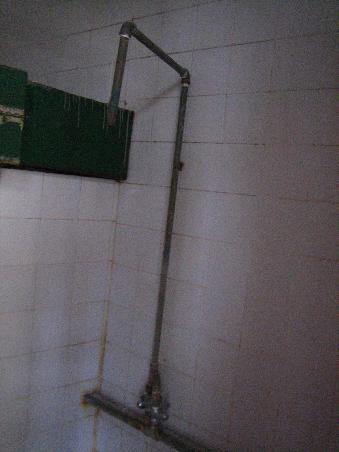 ...und die Duschvorrichtung im Hotel