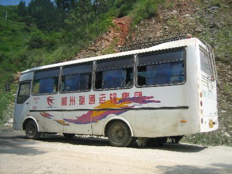 der Bus, der gerade lahmte (unter den Hinterraedern haemmert der Fahrer)
