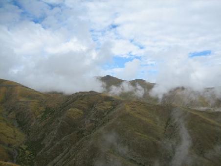 die Wolken streifen an den Bergen - der Beweis, dass ich doch ziemlich hoch bin