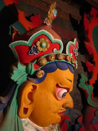 ein Protector (=Beschuetzer)
die Protector Statuen/Malereien befinden sich meist am Eingang eines Klosters. Sie sollen das Kloster vor allem Boesen beschuetzen.