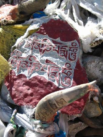 Gebetstafeln auf der Kora rund um Tirthapuri
