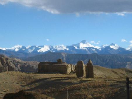im Hintergrund der indische Teil des Himalayagebirges
