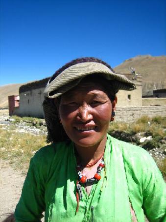 tibetische Frau auf dem Weg zur nepalischen Grenze