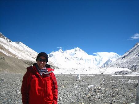 Frau Elisabeth Helmich am Mount Everest Base Camp!!!
Mt. Everest schaut hier vielleicht nicht so imposant aus, doch man bedenke ich stehe immerhin schon auf 5.200m