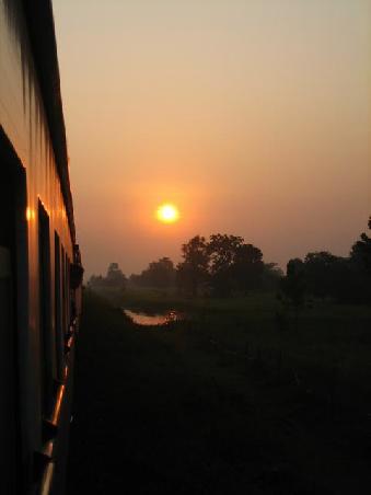 Sonnenaufgang vom Zug aus (Richtung laotische Grenze)