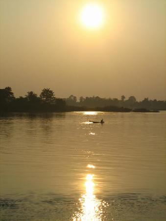 Sonnenuntergang am Flussufer