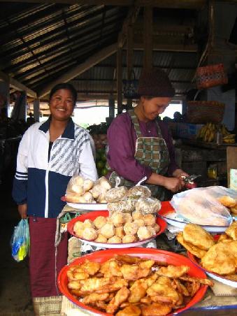 Leckerein auf dem Markt in Paksong
