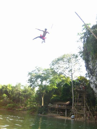 Ja, da fliegt einer durch die Luft!
Ist tolle Action mit Riesenschaukeln durch die Luft zu fliegen.