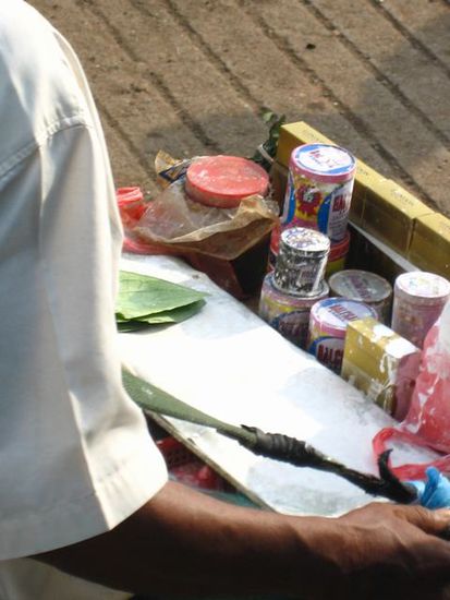 wer will legal high werden? Etwas Bettelnuss mit Tabak, Lemonensaft und Gewürzen eingelegt in einem Blatt => fleissig kauen und fertig ist der Hochgenuss!
Anm: überall auf der Strasse befinden sich rote Schlatzspuren, denn wenn man dies kaut, spuckt man ab der ersten Minute rotes "Blut"